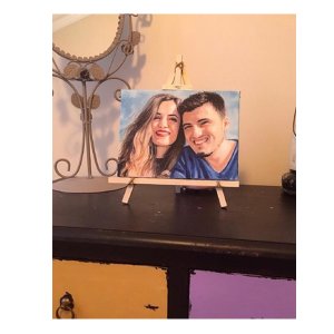 Romantisches Paar-Ölgemälde als Dekoration auf einer Mini-Staffelei, handgemalt von Ferhat Tursun nach Fotovorlage.