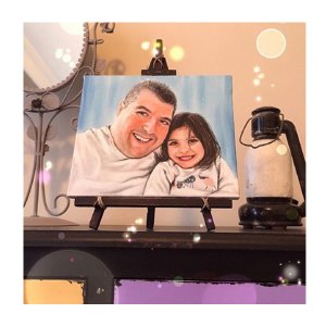 Vater-Tochter-Porträt als Ölgemälde auf einer Mini-Staffelei, handgemalt von Ferhat Tursun nach Fotovorlage.