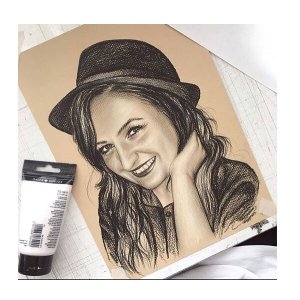 Handgefertigtes Porträt einer Frau mit Hut, Bleistiftzeichnung von Ferhat Tursun auf dem Arbeitstisch.