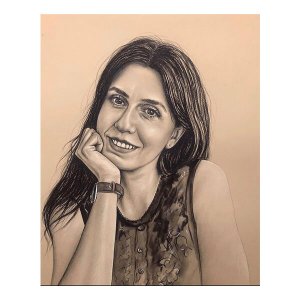 Realistische Porträtzeichnung einer Frau in nachdenklicher Pose von Künstler Ferhat Tursun.