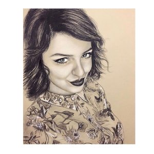 Handgezeichnetes Bleistiftporträt einer jungen Frau mit gemusterter Kleidung von Ferhat Tursun.