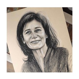 Ausdrucksstarke Kohlezeichnung einer lächelnden Frau von Künstler Ferhat Tursun.