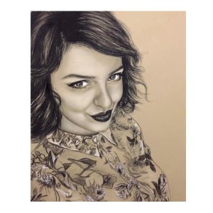 Handgezeichnetes Porträt einer Frau mit gemusterter Bluse, erstellt von Künstler Ferhat Tursun.