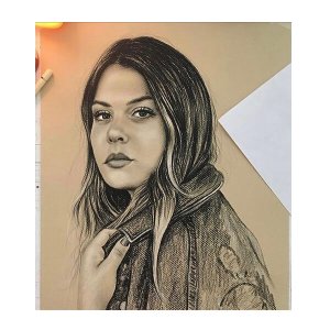 Realistisches Bleistiftporträt einer Frau mit Fokus auf Haarstruktur und Kleidung, gezeichnet von Ferhat Tursun.