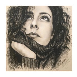 Künstlerische Bleistiftzeichnung einer Frau, die nach oben blickt, mit Fokus auf Gesichtsausdruck und Schattierung.